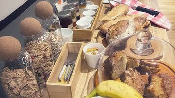 Un bufé de desayuno con diversos alimentos y utensilios.