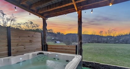 Renovated cabin with Jacuzzi 6 Acres on the river, family-friendly