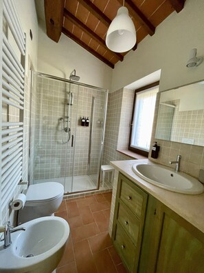 Camera Matrimoniale Standard | Bagno | Doccia, soffione a pioggia, asciugacapelli, bidet