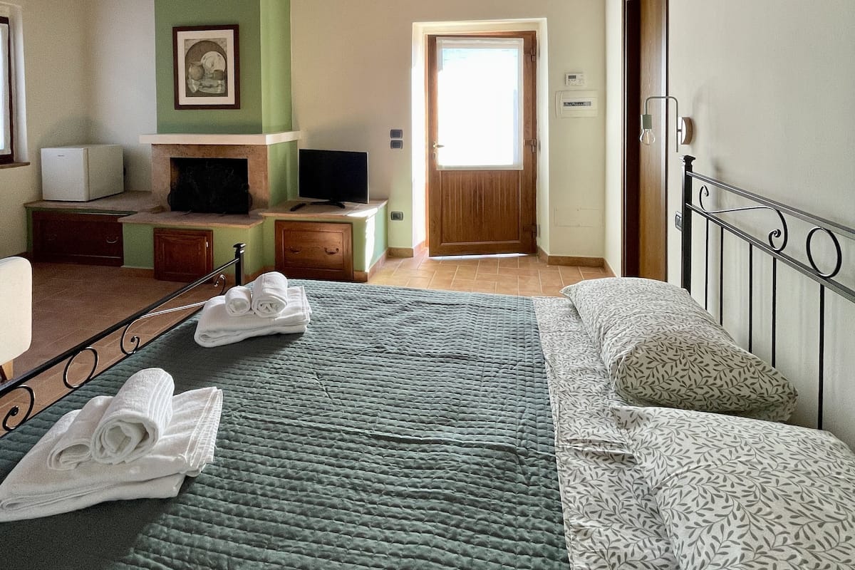 Habitación doble superior, vista al jardín | Edredón, escritorio, espacio para trabajar con laptop y wifi gratis