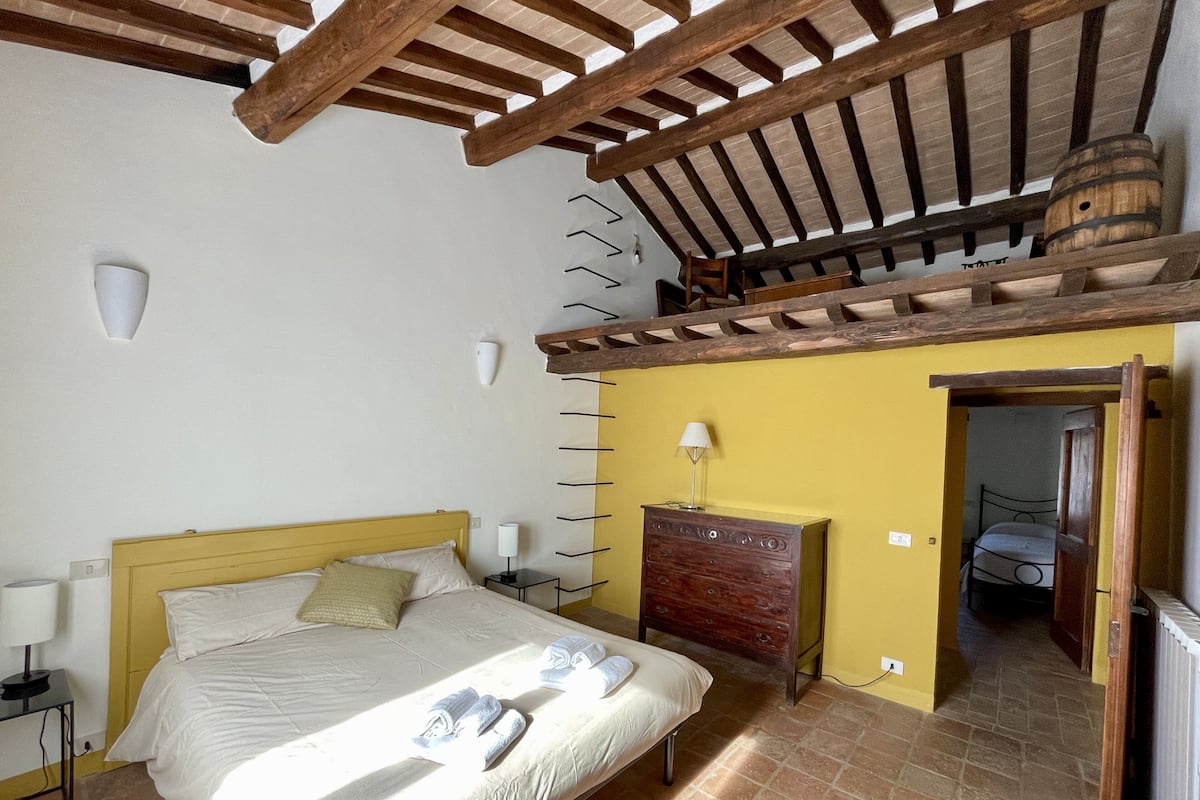 Departamento familiar, 2 habitaciones, vista al jardín | Edredón, escritorio, espacio para trabajar con laptop y wifi gratis