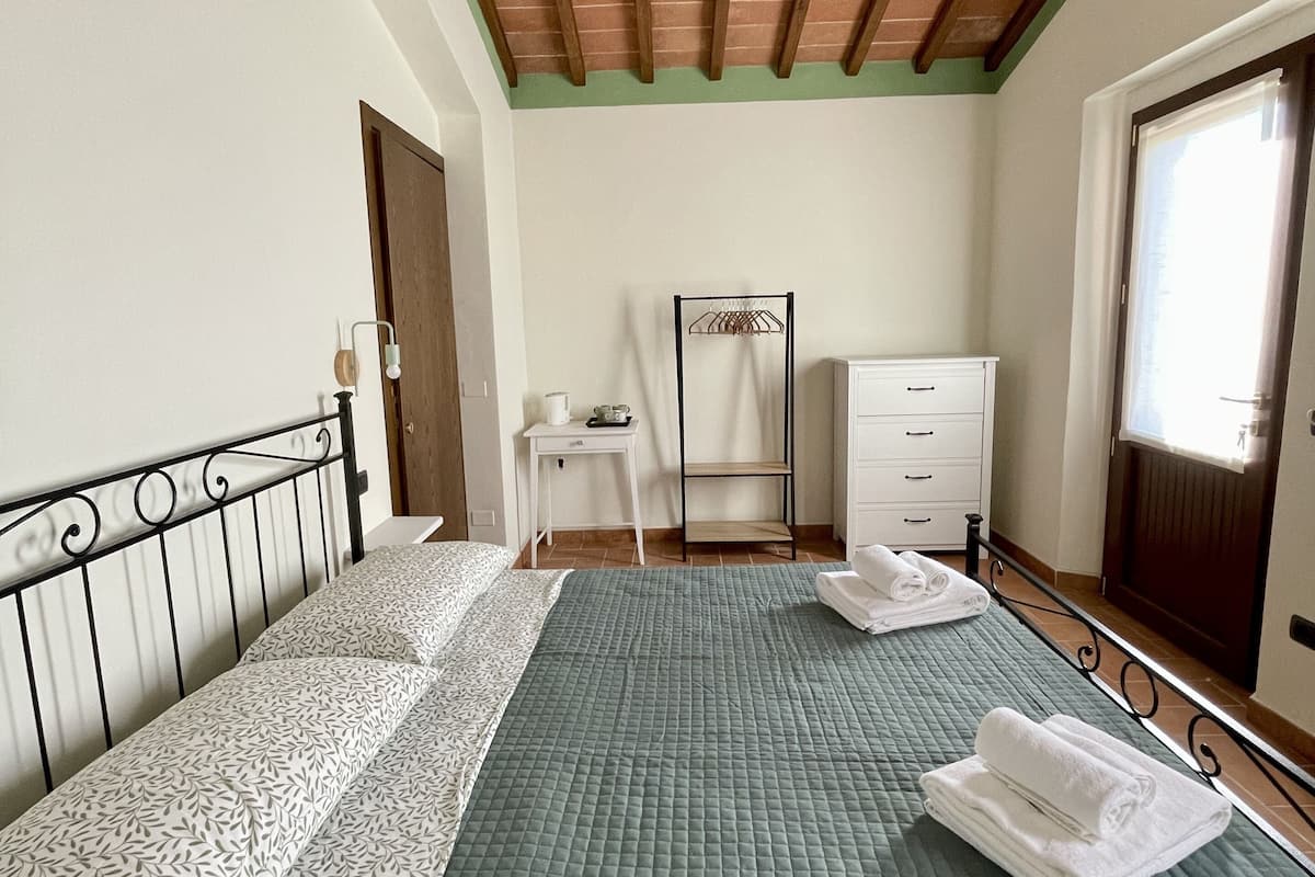 Habitación doble estándar, vista al jardín | Edredón, escritorio, espacio para trabajar con laptop y wifi gratis
