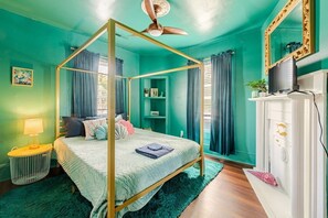 4 bedrooms, iron/ironing board, internet, bed sheets - MerManor in Soda Pop District (Wilmington)