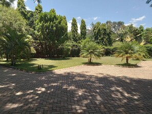 Property grounds - Beautiful, nicely equipped house with 15 beds and its own private parking! (Moshi)