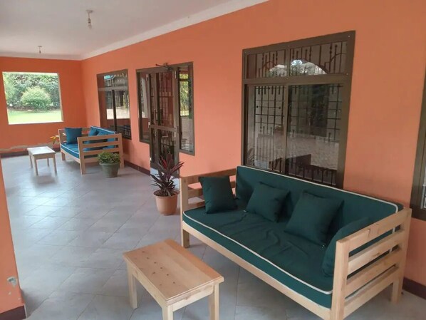 Property grounds - Beautiful, nicely equipped house with 15 beds and its own private parking! (Moshi)