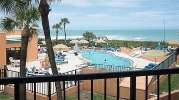 Een buitenzwembad, een verwarmd zwembad