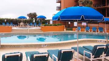 Een buitenzwembad, een verwarmd zwembad