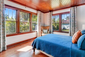 2 quartos, escrivaninha, ferros/tábuas de passar roupa