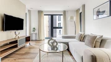 Apartment | Wohnbereich | 37-Zoll-Fernseher mit Kabelempfang, Netflix, Streaming-Dienste