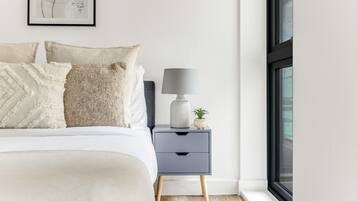 2 habitaciones, muebles diferentes y tabla de planchar con plancha