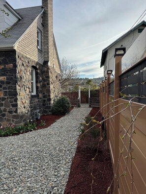 A stone building with a gravel path and a wooden fence. - Historic Baldwin Home in Klamath Falls (Klamath Falls)
