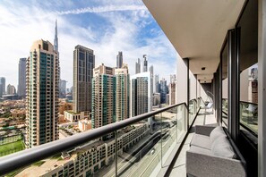 Balcony - Luxe 3BR with Burj Khalifa view (Dubai)
