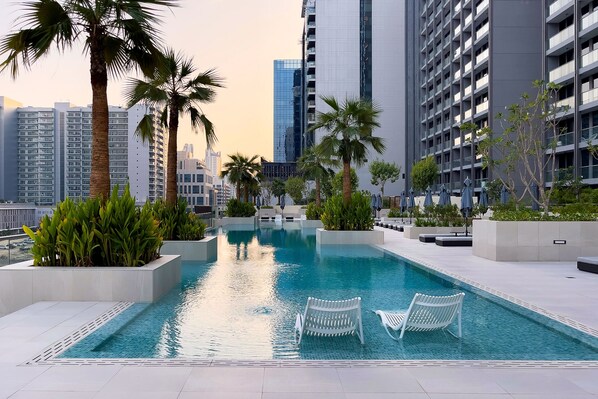 Outdoor pool - Luxe 3BR with Burj Khalifa view (Dubai)