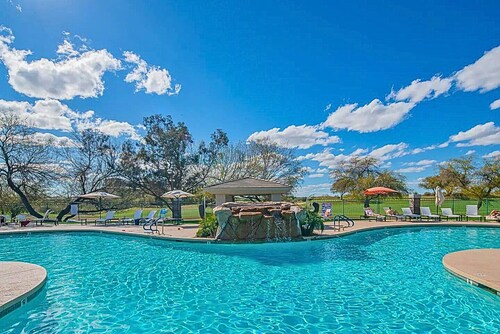 Golf-view 2BR condo w/ heated pool & balcony