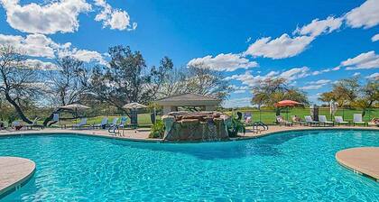 Golf-view 2BR condo w/ heated pool & balcony