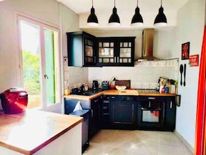 Fridge, microwave, oven, stovetop - "Le Machado" Superbe T3 Design, Vue, 150 m Plage, Lemachado (Collioure)