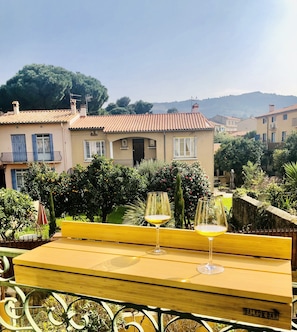 Outdoor dining - "Le Machado" Superbe T3 Design, Vue, 150 m Plage, Lemachado (Collioure)