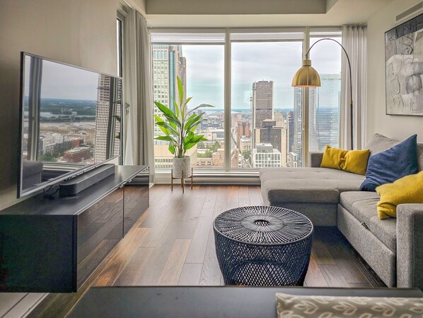 Smart TV, table football - What a view! Downtown Montreal 43rd floor luxury condo with parking (Montréal)