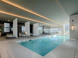 Indoor pool, a heated pool - What a view! Downtown Montreal 43rd floor luxury condo with parking (Montréal)
