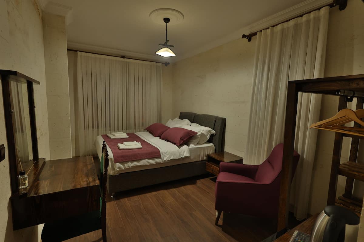 Junior-Suite, Bergblick | 1 Schlafzimmer, italienische Bettbezüge von Frette