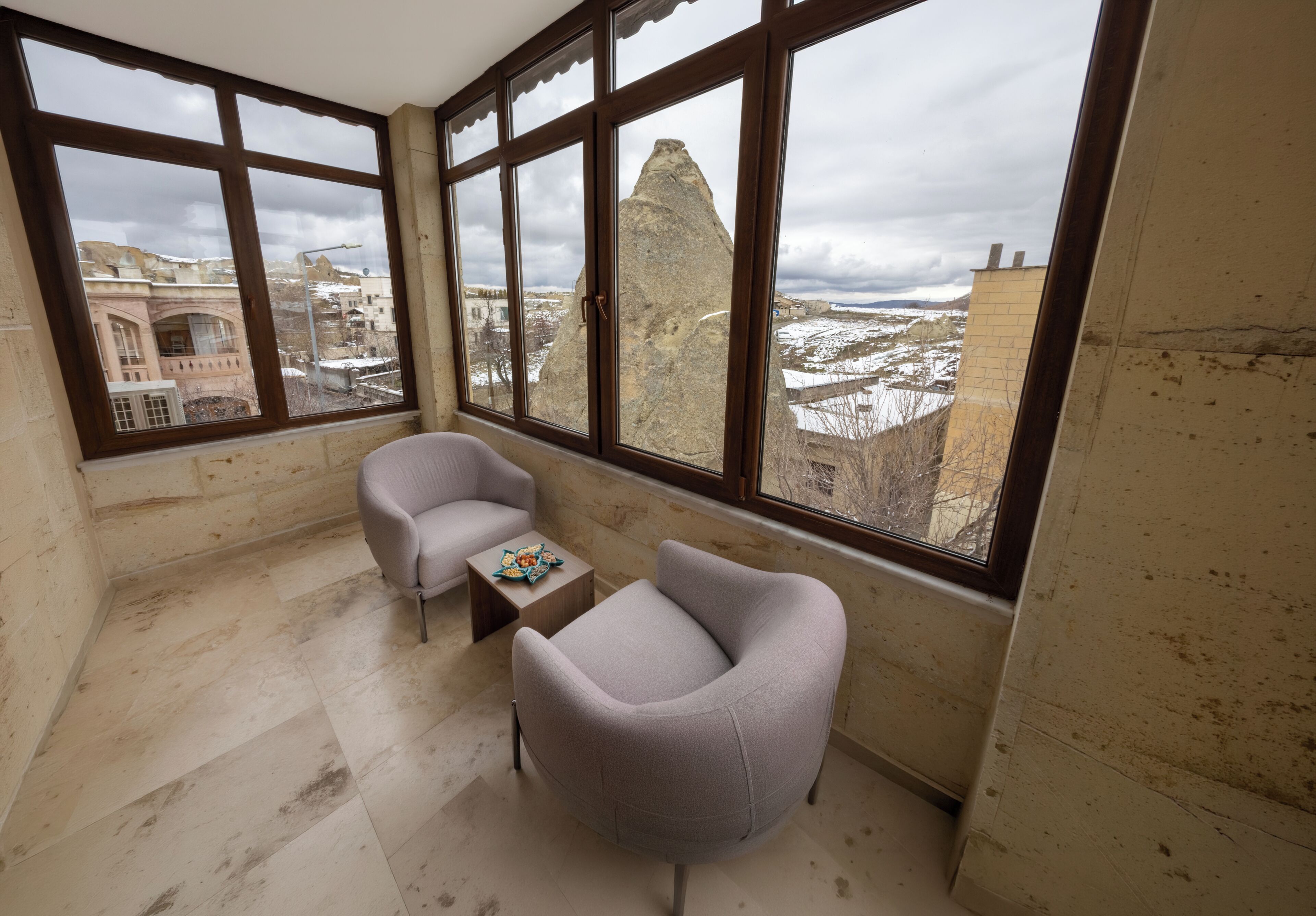 总统套房 | 起居区 | 32-英寸智能电视（配备卫星频道）、Netflix、流媒体服务