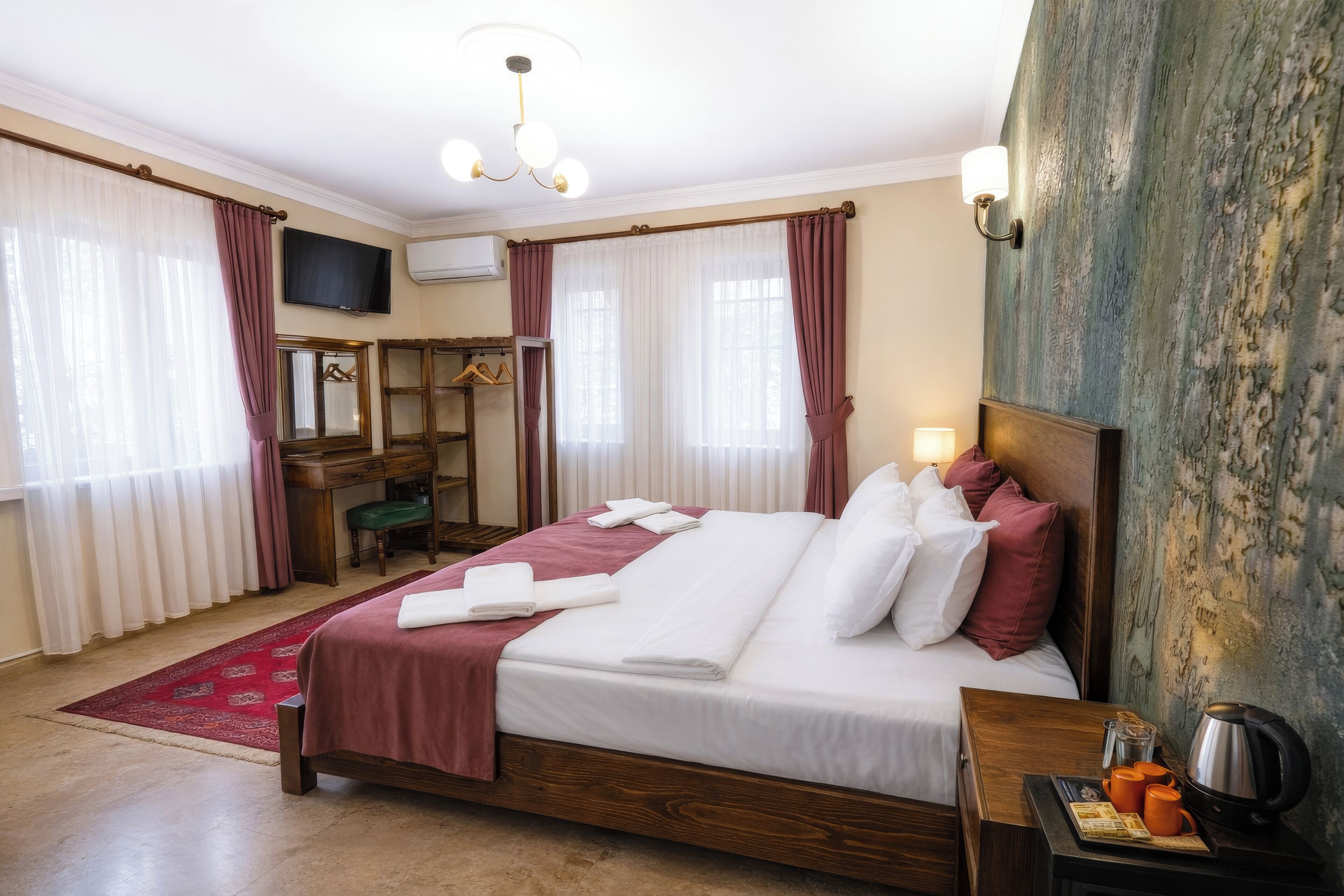 Frette Italian sheets, premium bedding, minibar, individually decorated