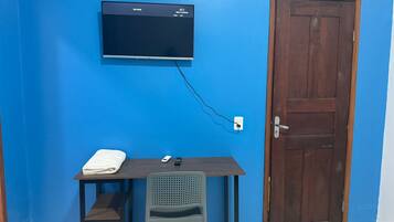 Grand Room | Desk, free WiFi, bed sheets