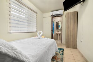 4 Schlafzimmer, Zimmersafe, Schreibtisch, Bügeleisen/Bügelbrett