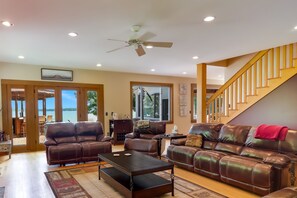 Smart TV, fireplace, books, computer monitors - Spacious LAKE FRONT home w/100' DOCK & Hot tub on Elk Lake mins to TORCH LAKE (Williamsburg)