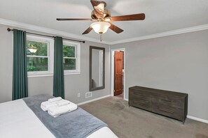 3 Schlafzimmer, Schreibtisch, Bügeleisen/Bügelbrett, Reisekinderbett