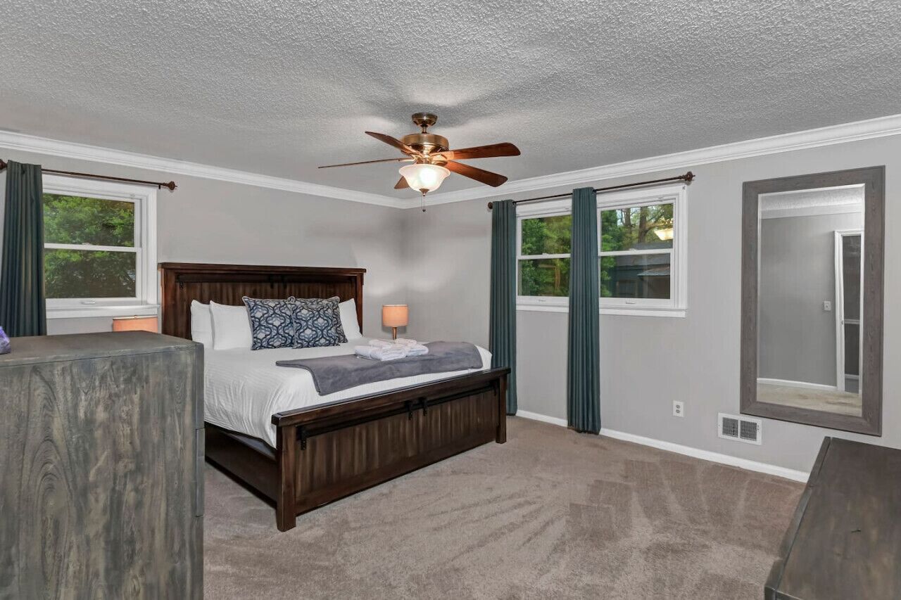 3 soverom, skrivebord, strykejern/-brett og reiseseng for barn