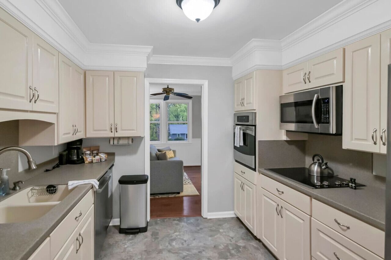 冷蔵庫、電子レンジ、オーブン、コンロ