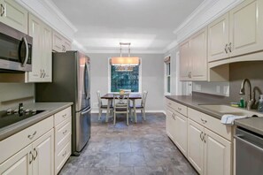 Fridge, microwave, oven, stovetop - The Quail's Nest of Harbison | Sleeps 8 (Columbia)