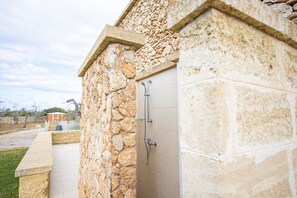 Property grounds - Villa Elisabetta with Jacuzzi and pool area (Gallipoli)