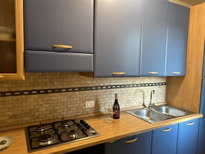 Jääkaappi, kahvin-/teenkeitin, keittoastiat/astiat/ruokailuvälineet