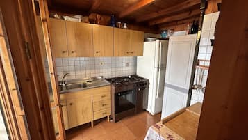 Een koelkast, een oven, een koffiezetapparaat/waterkoker