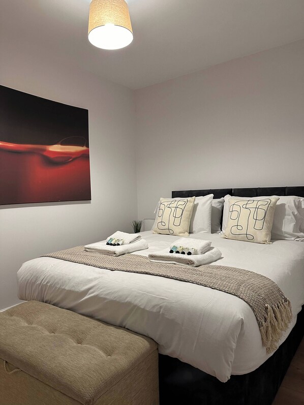 3 bedrooms, desk, iron/ironing board, free WiFi