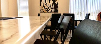 Modern Centrally Located Clean Condo Close to Downtown!

