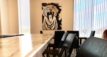 Modern Centrally Located Clean Condo Close to Downtown!