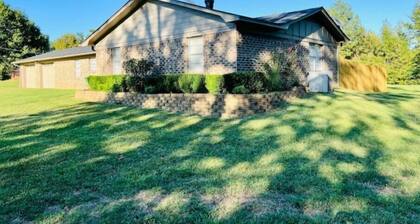 Quiet country living 3/2 in city limits!
