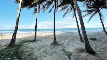 En la playa, camastros y toallas de playa