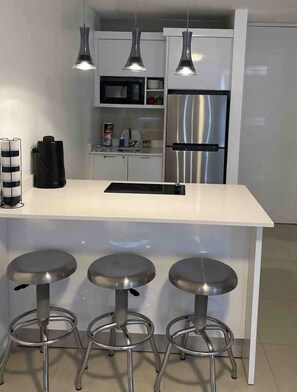 Refrigerador, microondas, cafetera y tetera y licuadora 
