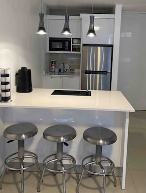 Refrigerador, microondas, cafetera y tetera y licuadora