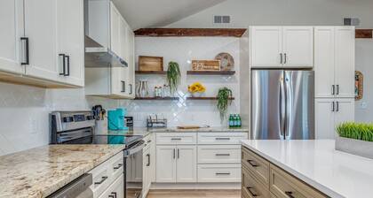 Lakefront House With Game Room & Fenced Backyard