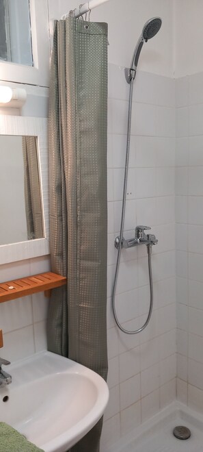 Douche, serviettes fournies, savon, shampooing
