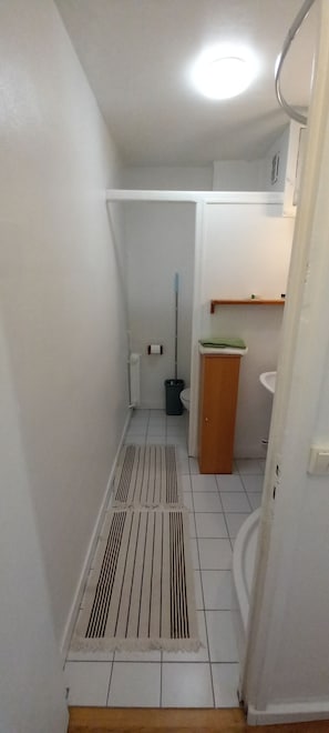 Douche, serviettes fournies, savon, shampoing