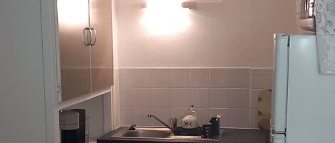 Réfrigérateur, four à micro-ondes, surface de cuisson, cafetiÚre-théiÚre