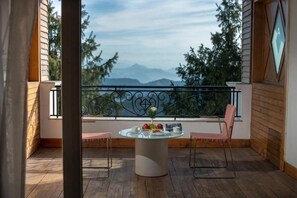 エリート ルーム 1 ベッドルーム マウンテンビュー | 高級寝具、羽毛の掛け布団、セーフティボックス (室内)、デスク