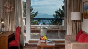 エリート ルーム 1 ベッドルーム マウンテンビュー | 高級寝具、羽毛の掛け布団、セーフティボックス (室内)、デスク