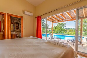 4 bedrooms, desk, iron/ironing board, WiFi